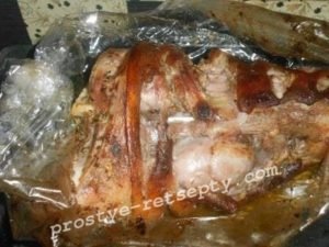 Свиняча рулька, запечена в духовці у рукаві: рецепт з фото покроково