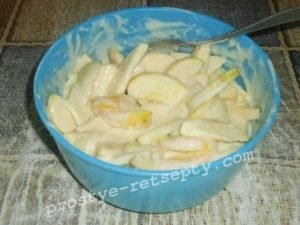 Шарлотка з яблуками: рецепт з фото покроково в духовці зі сметаною