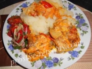 Смажена риба з цибулею та морквою на сковороді: рецепт з фото
