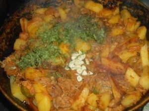 Азу по татарськи з солоними огірками з свинини: рецепт з фото