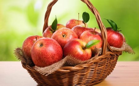 Яблука: користь і шкоду для здоровя, вміст вітамінів, мікроелементів