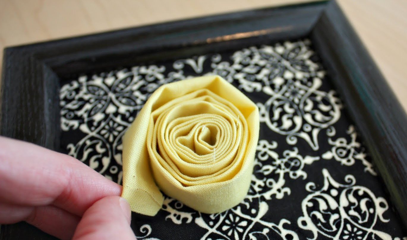 Прості квіти з тканини своїми руками, або Декор «на колінах»