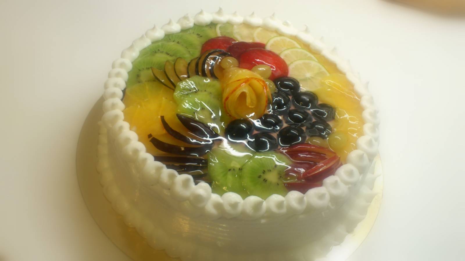 Кулінарія в кольорі: як прикрасити торт фруктами