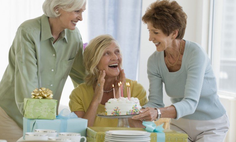 Кращі жартівливі подарунки на день народження жінці: як не образити і не прогадати