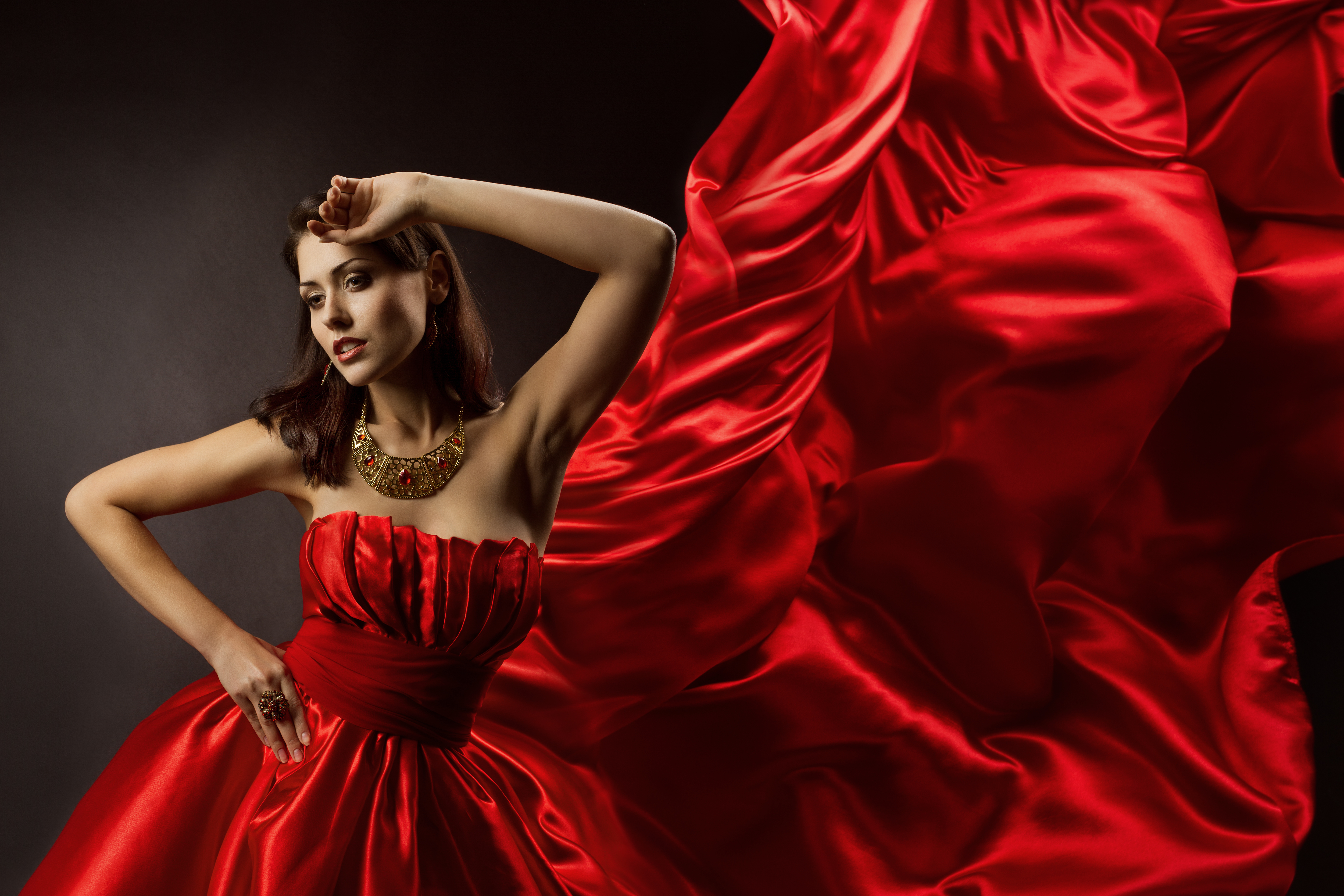 Аксесуари до червоного плаття, або Зашифрований виклик суспільству