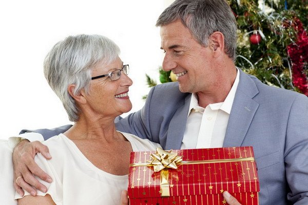 Не знаєте, що подарувати на 70 років жінці? Традиційні та оригінальні варіанти