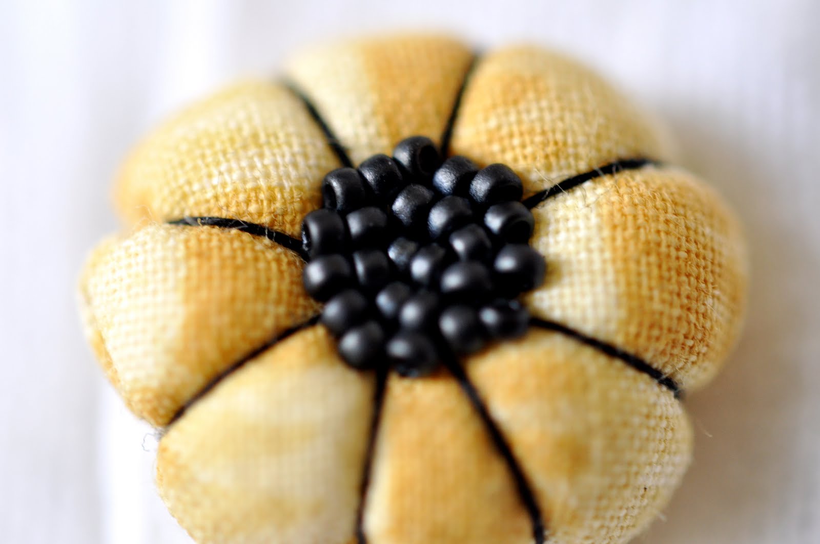 Прості квіти з тканини своїми руками, або Декор «на колінах»