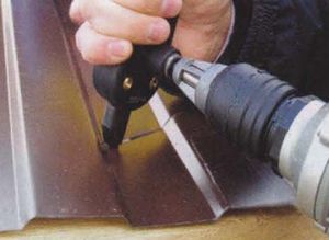 Ріжемо металочерепицю   насадка на дриль для різання металу