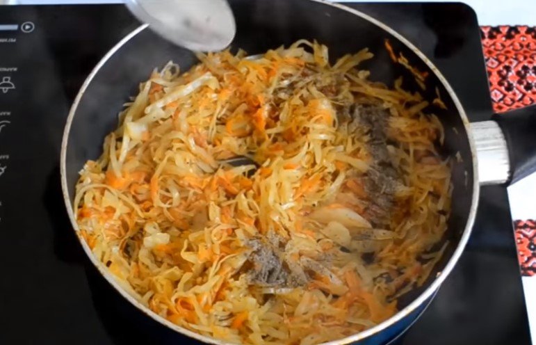 Пиріжки з капустою на сковороді — 5 покрокових рецептів смажених пиріжків з капустою