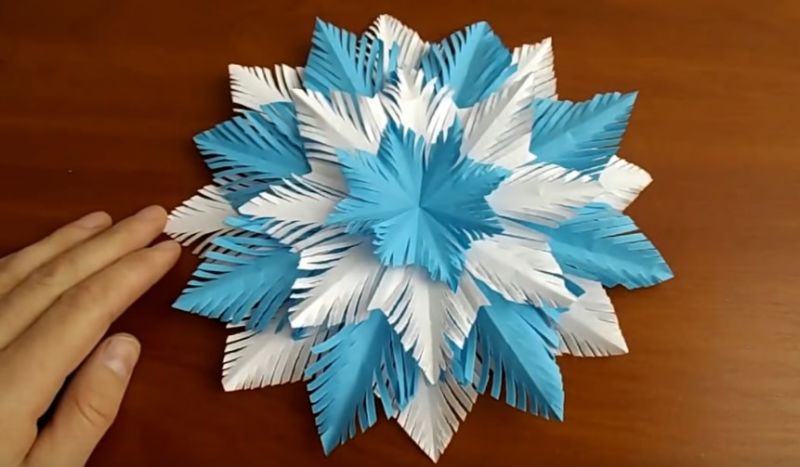 Обємні сніжинки з паперу своїми руками на Новий Рік 2022 — шаблони для вирізання та покрокові інструкції