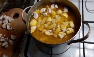 Грибний суп зі свининою. Простий рецепт на кожен день!