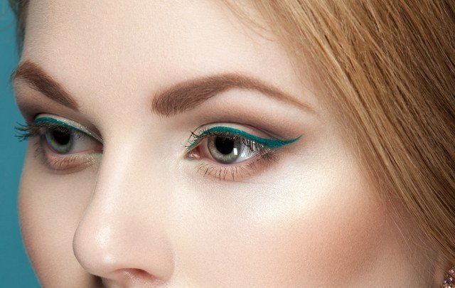Як красиво нафарбувати сіро зелені очі: денний та вечірній макіяж, тіні
