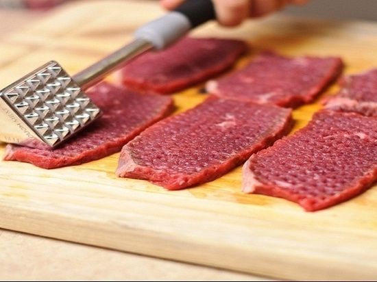Як приготувати ескалоп з свинини на сковороді: рецепт з помідорами, сиром та іншими інгредієнтами