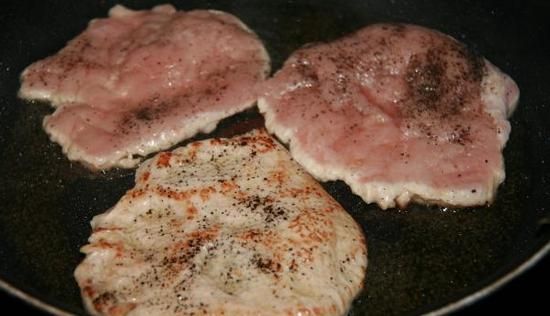 Як приготувати ескалоп з свинини на сковороді: рецепт з помідорами, сиром та іншими інгредієнтами