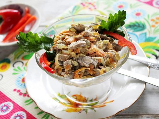 Як приготувати салат з курячою печінкою