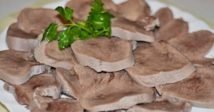 Як варити яловичий язик: рецепти приготування в каструлі і мультиварці