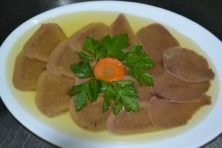 Як варити яловичий язик: рецепти приготування в каструлі і мультиварці