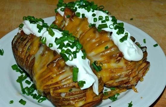 Картопля гармошка в духовці – рецепти з сиром, беконом, грибами, куркою
