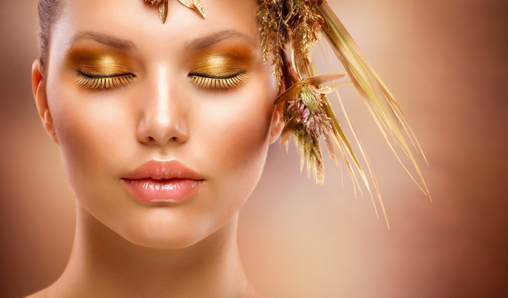 Макіяж в золотих тонах: приклади підводки і нанесення тіней під колір золота