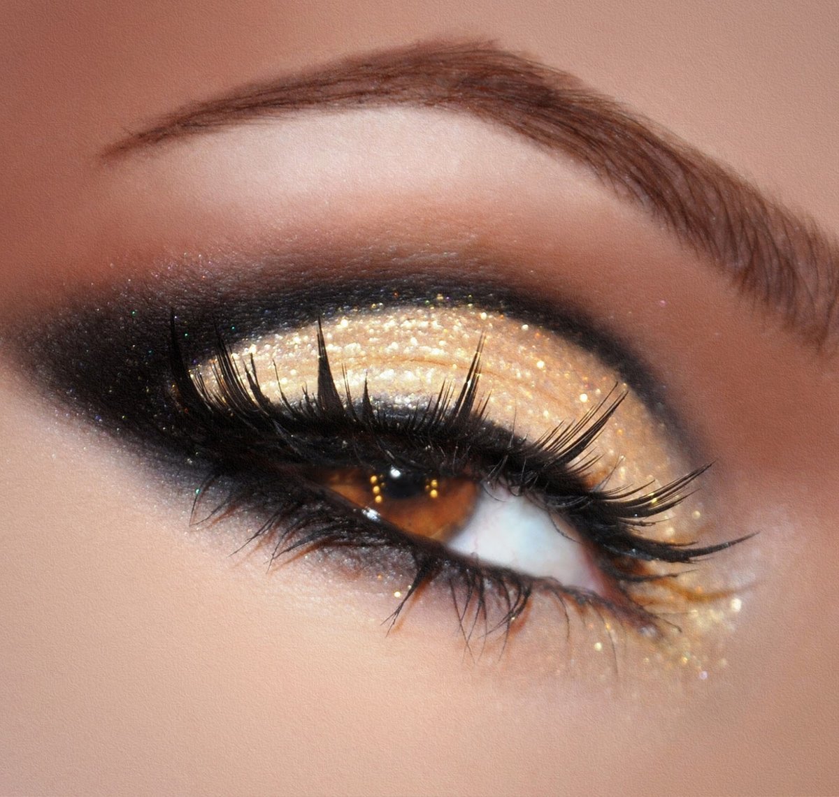 Макіяж в золотих тонах: приклади підводки і нанесення тіней під колір золота