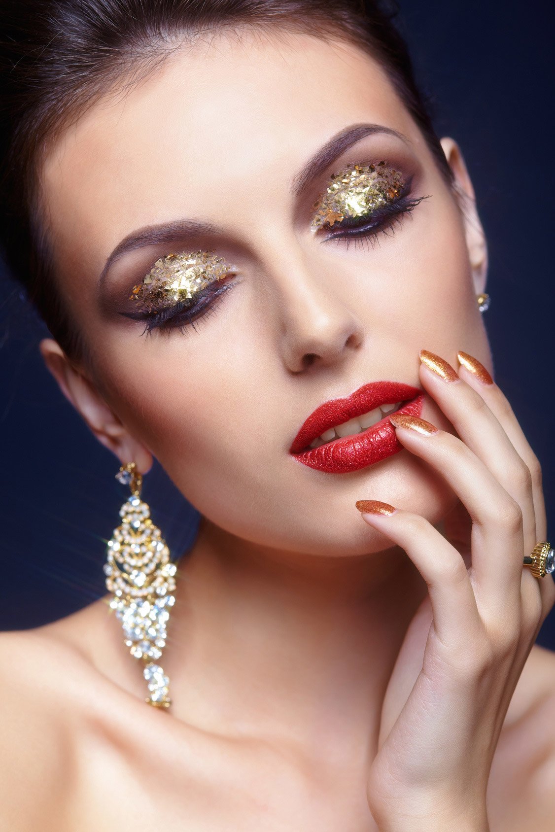 Макіяж в золотих тонах: приклади підводки і нанесення тіней під колір золота