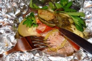 Мясо у фользі в духовці   10 кращих рецептів