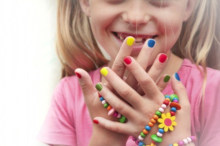 Про накладних нігтях для дітей: нігті з паперу для дівчаток і підлітків