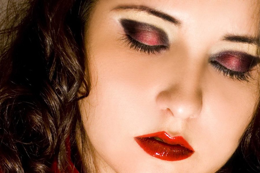 Опис макіяжу з червоними тінями: як виглядає, варіанти нанесення і фото