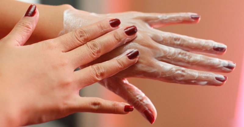 Від чого лущиться шкіра на пальцях рук