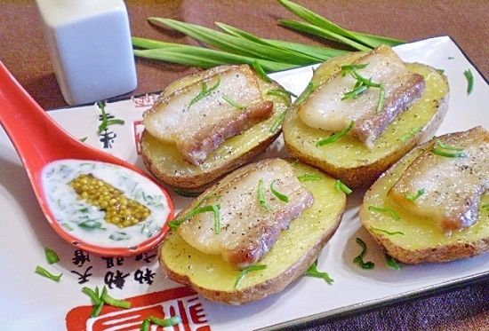 Печена картопля в духовці: рецепти приготування з салом, куркою і сиром