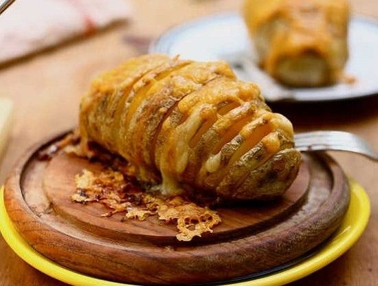Печена картопля в духовці: рецепти приготування з салом, куркою і сиром
