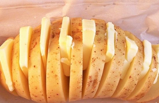 Печена картопля в духовці: рецепти приготування з салом, куркою і сиром Печена картопля в духовці: рецепти приготування з салом, куркою і сиром