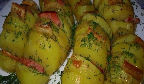 Печена картопля в духовці: рецепти приготування з салом, куркою і сиром