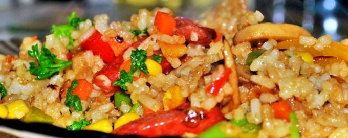 З чим їдять плов   на вибір 3 🥗 салату, 3 соусу і 1 головний напій