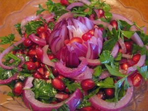 З чим їдять плов   на вибір 3 🥗 салату, 3 соусу і 1 головний напій
