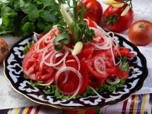 З чим їдять плов   на вибір 3 🥗 салату, 3 соусу і 1 головний напій