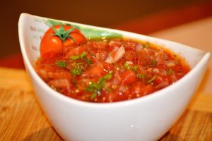 З чим їдять плов   на вибір 3 🥗 салату, 3 соусу і 1 головний напій