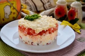 Салат з крабовими паличками і помідорами: прості і смачні рецепти