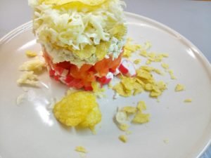 Салат з крабовими паличками і помідорами: прості і смачні рецепти