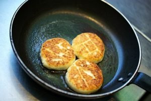 Сирники із сиру   6 класичних рецептів на сковороді