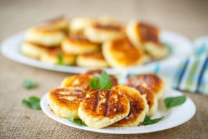 Сирники із сиру   6 класичних рецептів на сковороді