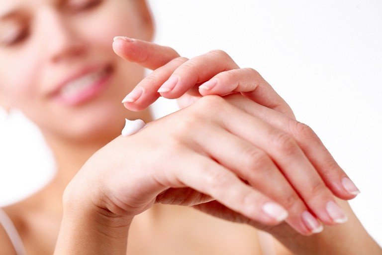 Зволожуючі креми для сухої шкіри на руках: масла і емульсійні креми