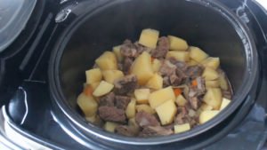 Печеня з яловичини з картоплею   смачні рецепти приготування