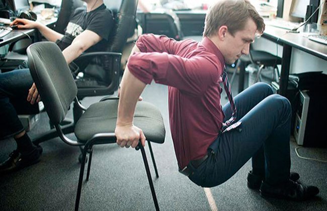 Про вправи сидячи на стільцях в офісі для схуднення живота і боків