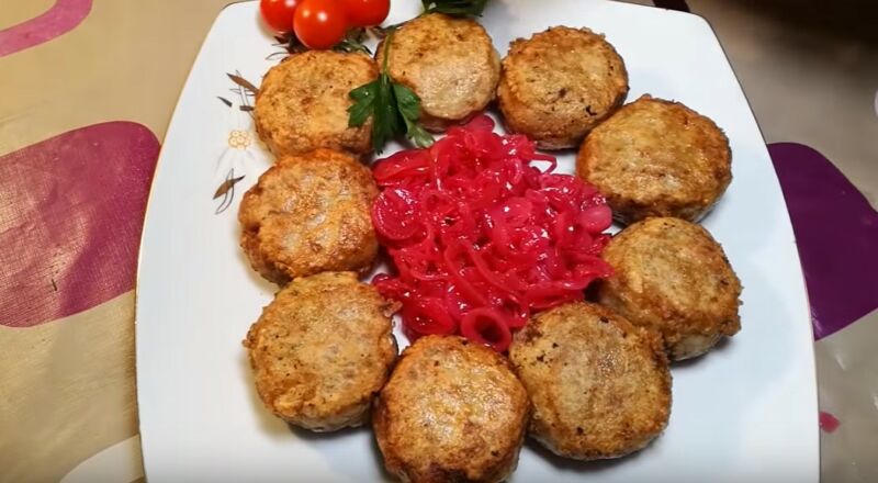 Мясні зрази з начинкою з грибів та з яєць — 6 покрокових рецептів в духовці на сковороді