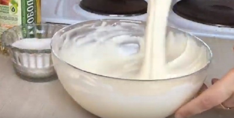 Пишні оладки на молоці: найкращі рецепти оладок на дріжджах і без дріжджів