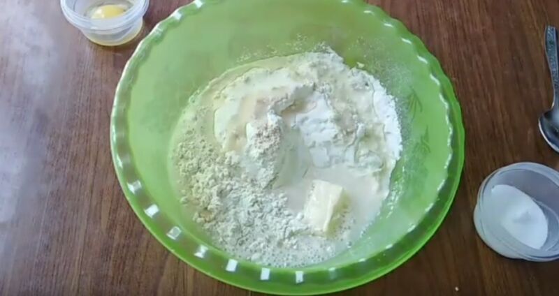 Сосиски в тесті: рецепти з дріжджового та листового тіста в духовці