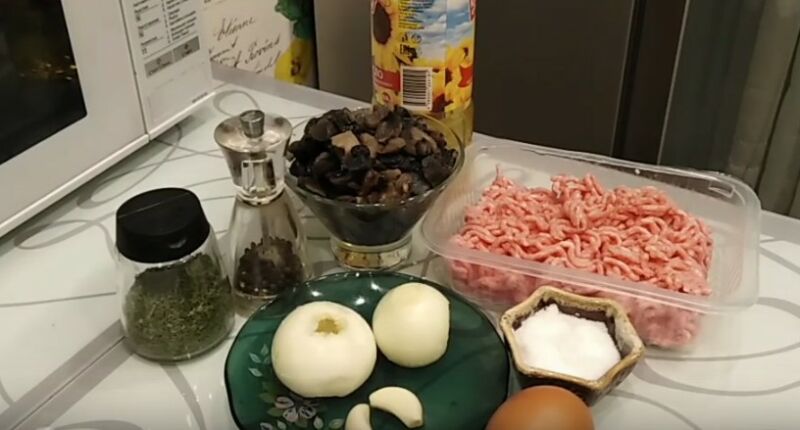 Мясні зрази з начинкою з грибів та з яєць — 6 покрокових рецептів в духовці на сковороді