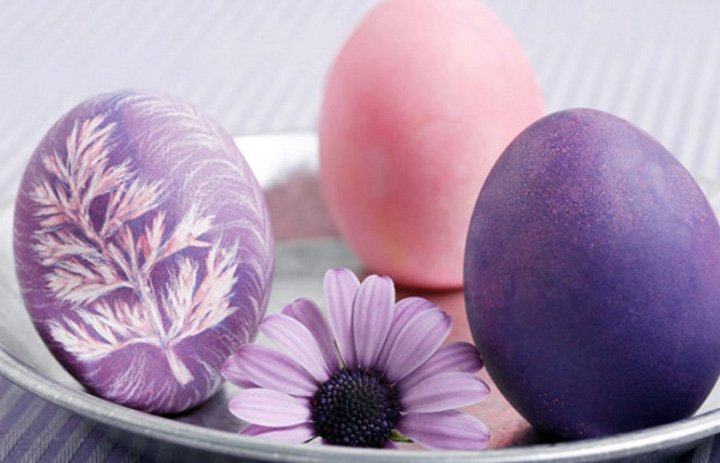 Як фарбувати яйця натуральними барвниками на Великдень: 8 способів