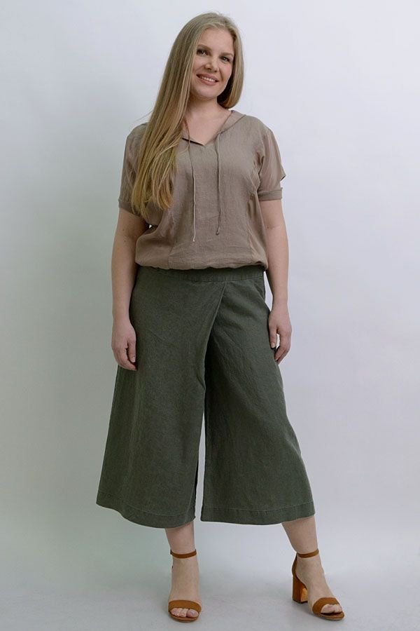 Штани для повних жінок, які стройнят: фото моделей
